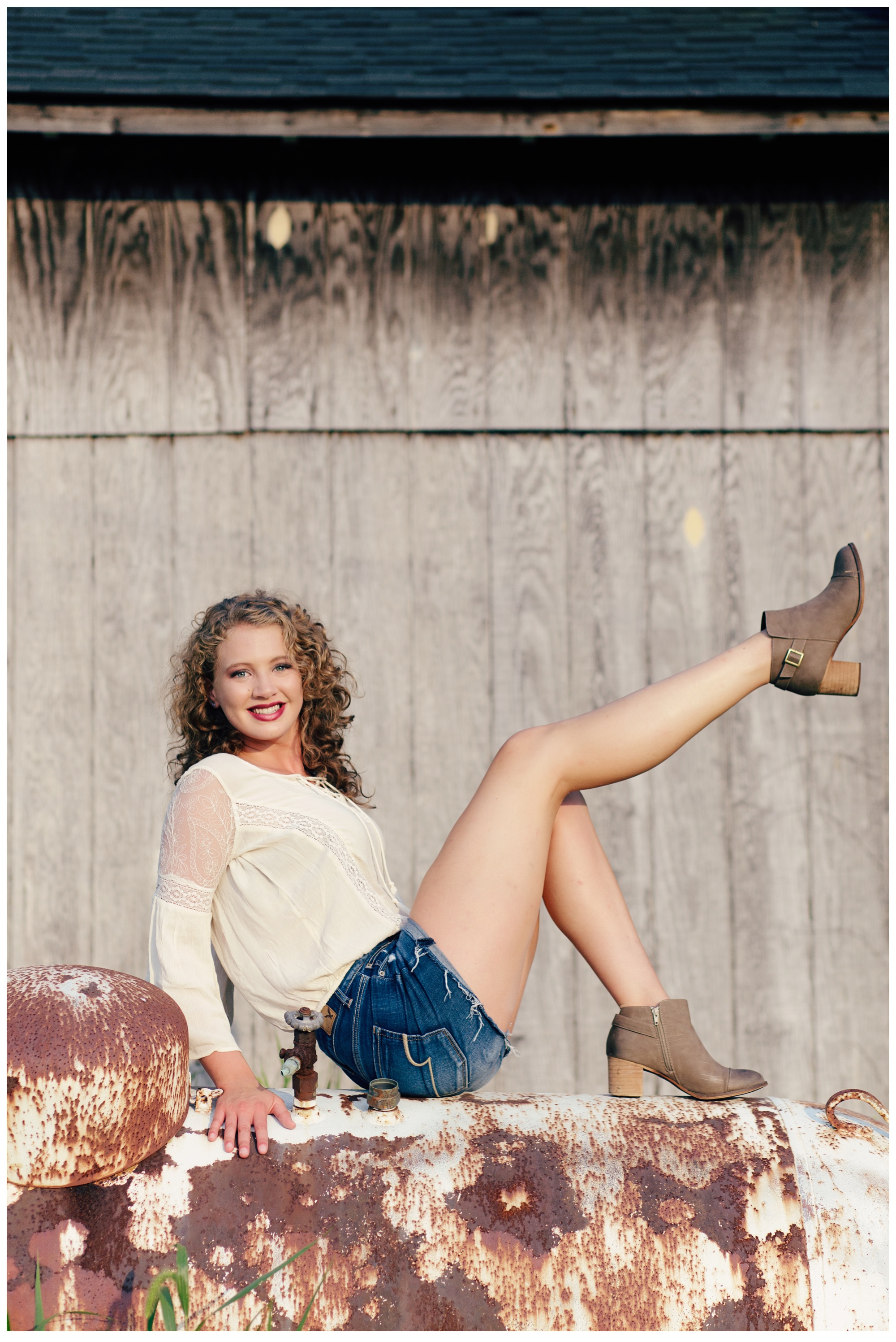 Ashleigh Parker, Louisville-Kentucky- Outdoor- Farm -Senior-Picture.jpg